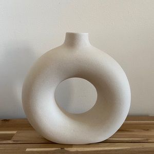 Large circular ceramic vase from H&M